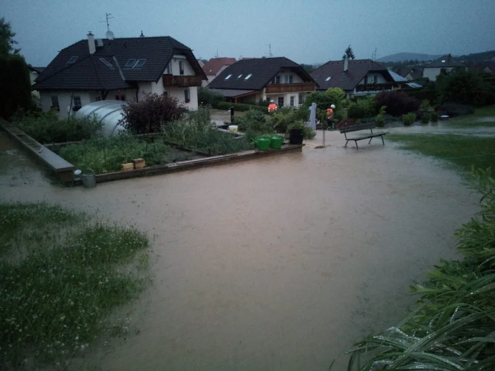 Hasiči odklízeli popadané stromy a čerpali vodu. Bouřky hrozí i dnes