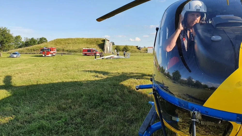 Na budějckém letišti spadl větroň. Pilota převezli ve velmi vážném stavu do nemocnice