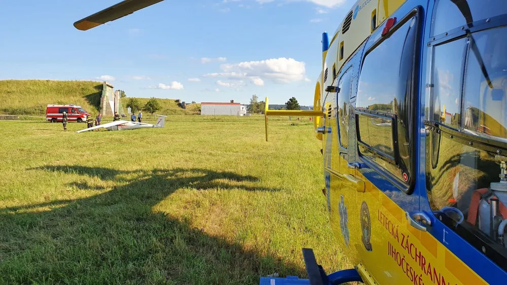 Na budějckém letišti spadl větroň. Pilota převezli ve velmi vážném stavu do nemocnice