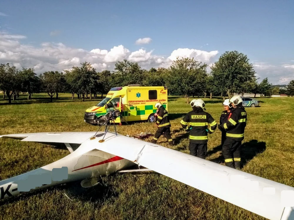 Na budějckém letišti spadl větroň. Pilota převezli ve velmi vážném stavu do nemocnice