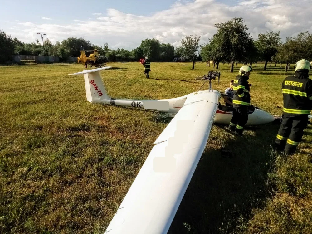 Na budějckém letišti spadl větroň. Pilota převezli ve velmi vážném stavu do nemocnice
