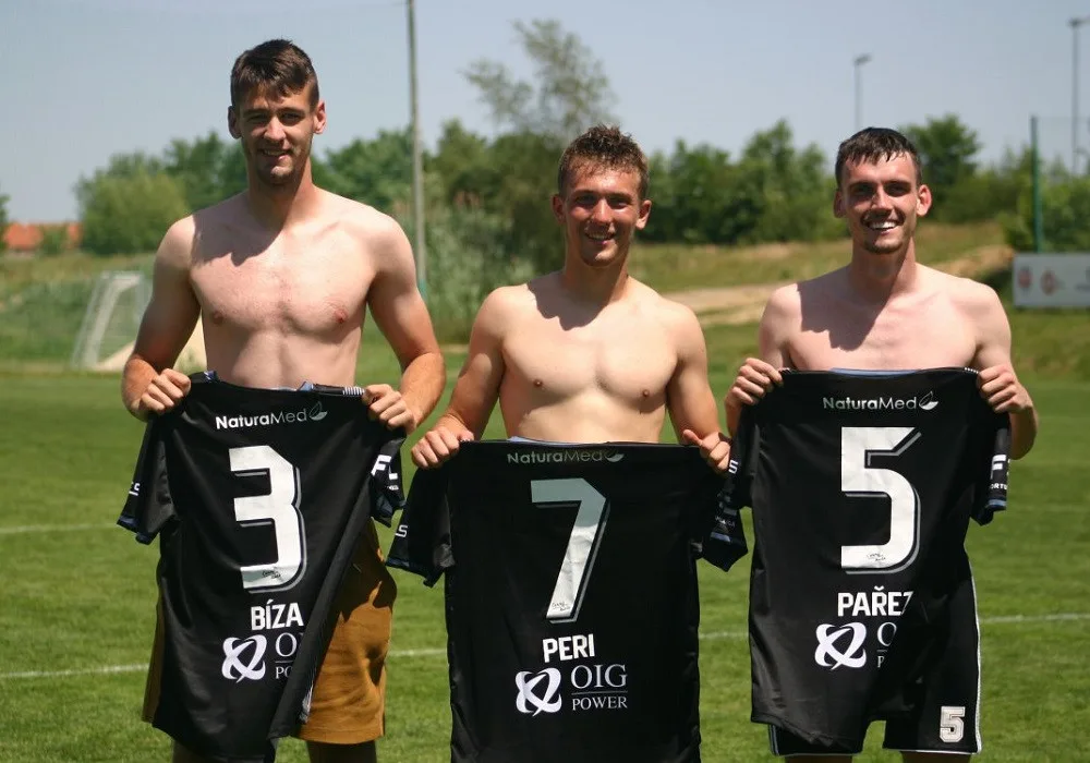 Po posledním zápase skončili v B týmu obránci Václav Bízek s Lukášem Perinou a kapitán Jakub Pařízek (na fotce zleva).