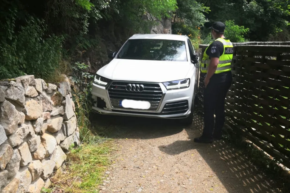 Řidič vjel na stezku pro cyklisty a chodce, kde se zasekl