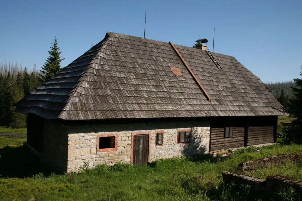 Známou Roklanskou chatu v samém srdci Šumavy čeká demolice, opuštěný objekt napadla dřevomorka