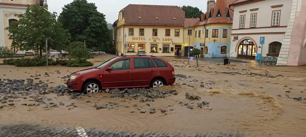 V Týně nad Vltavou voda poničila povcrh v centru města. Foto: Antonín Barnas