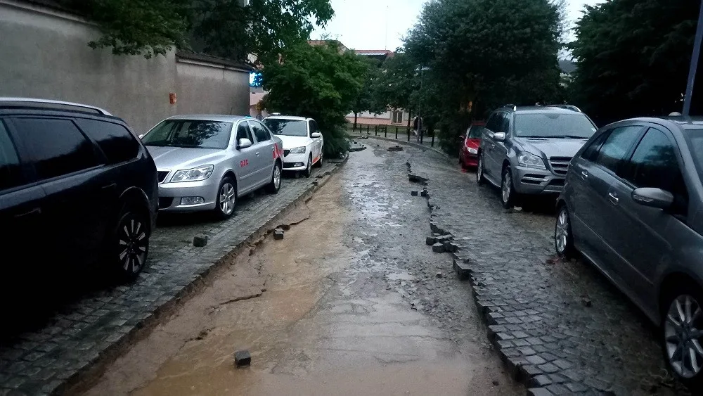 V Týně nad Vltavou voda vyrvala povrch silnic a chodníků. Foto: Vít Lhotka