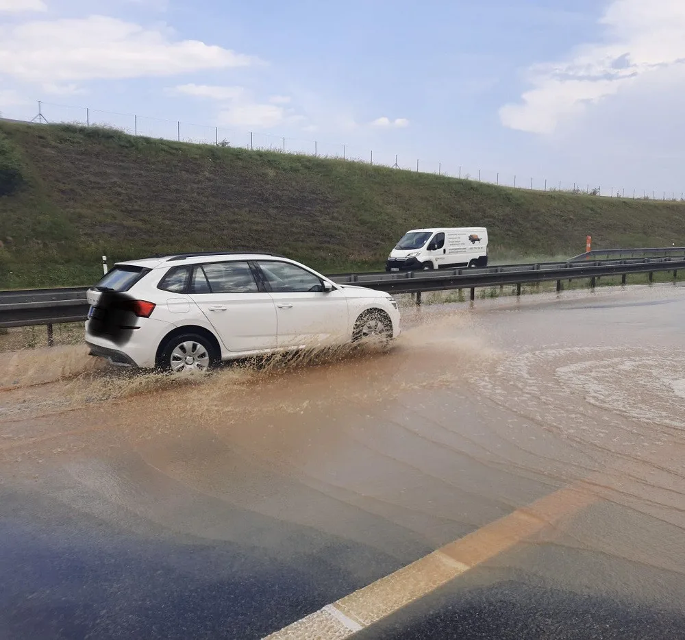 Na D3 se po sesuvu půdy rozlila voda do všech pruhů, řidiči musí zpomalit