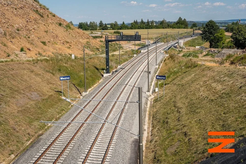 Cesta vlakem z Prahy na jih Čech je o kus kratší. Správa železnic otevřela nový železniční úsek
