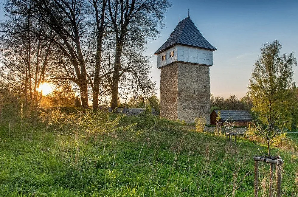 Jen pár minut od Dolního Dvořiště se otevřela historická památka, tvrz Tichá.