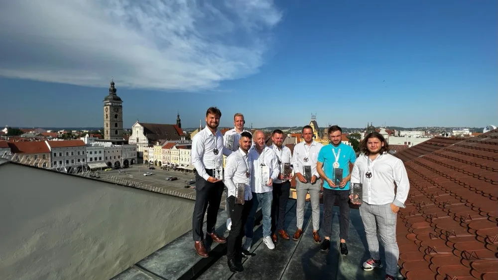 Někteří ocenění hokejisté Black Dogs VŠTE s trenéry. Zleva Matěj Dvořák, David Svoboda, David Oulík, Jiří Irra, Jakub Šuhaj, Martin Koupal, Miroslav Tejko a Ivo Svoboda.