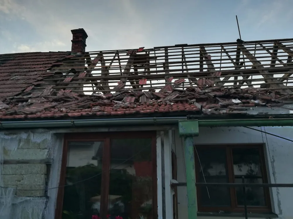 Blesk zasáhl střechu obytné části, zničil elektriku a udělal díru do stropu.