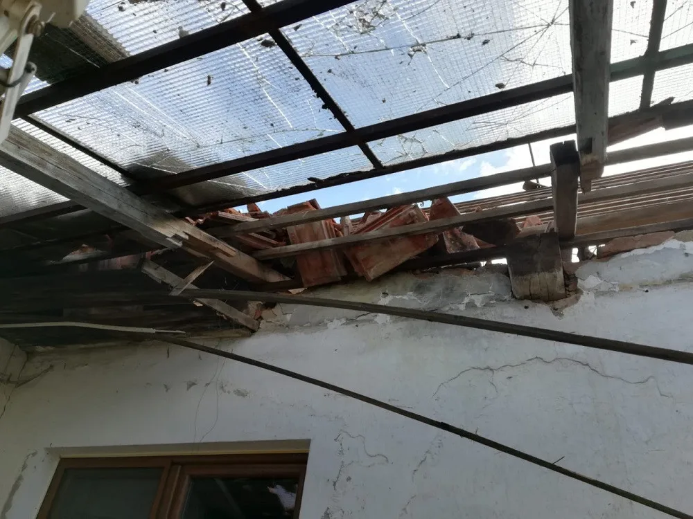 Blesk zasáhl střechu obytné části, zničil elektriku a udělal díru do stropu.