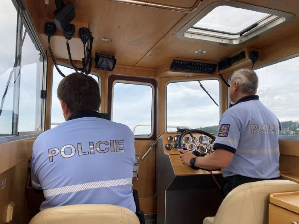 Policisté kontrolovali plavidla na Lipně