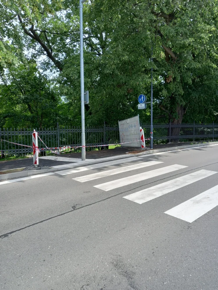 Důležitá stezka podél rybníka Svět v Třeboni je zavřená. Po opravě jsou na ní vady