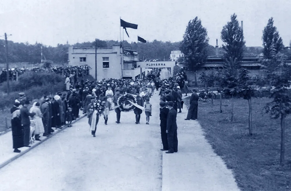 Na fotografii ze dne 4. srpna 1935 z archivu Milady Pospíšilové jde pohřební průvod pohřbu náčelníka Sokola po cestě od plovárny směrem k Dlouhému mostu na Husovu třídu.