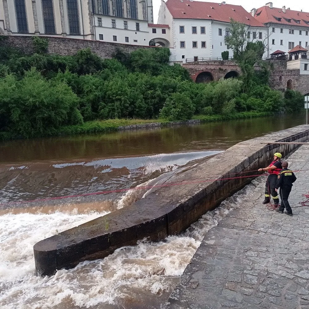 Fotografie z pátrací akce na Vltavě v Českém Krumlově. Foto: Policie ČR