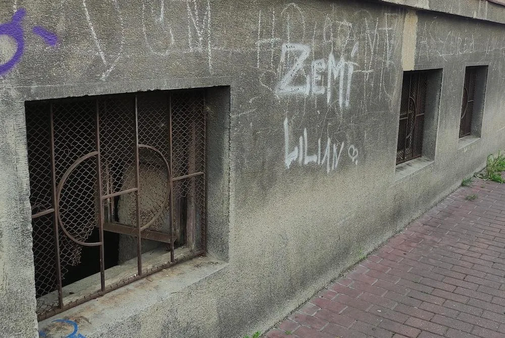 Problémový dům v Otakarově ulici město osadilo mřížemi. S majitelem objektu dále jedná