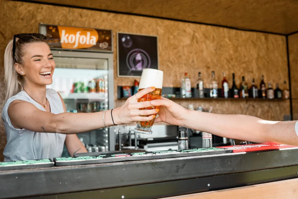 Bistro se širokou nabídkou osvěžujících drinků a jídla