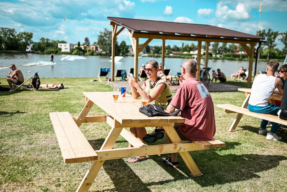 Příjemné posezení s výhledem na wakepark