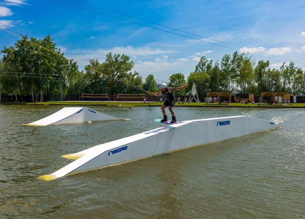 Budějce už mají svůj wakepark. Vznikl na místě bývalého sportoviště u Nemanického rybníku