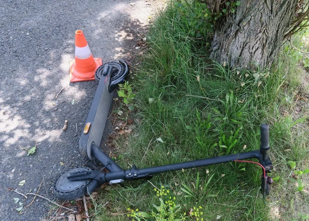 Další zranění na elektrické koloběžce. Muž najel na nerovnost a obličejem spadl na řidítka a chodník