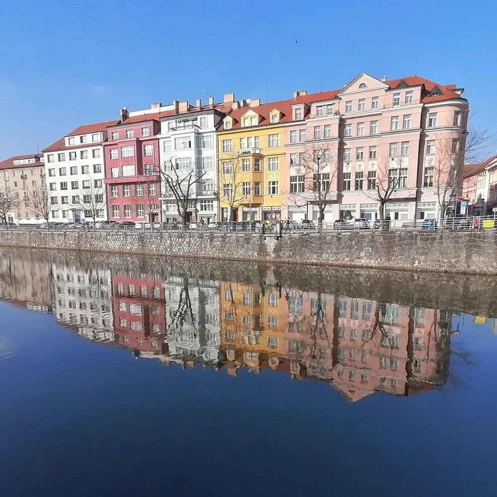 Do kavárny Savoy na břehu Malše chodili herci z divadla. Město chystá rekonstrukci domu (na fotografii vpravo).