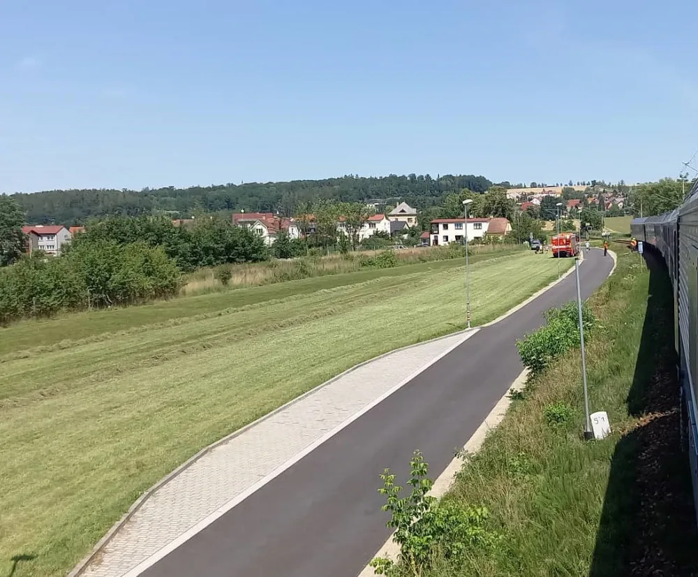 Střet vlaku s člověkem uzavřel přejezd u Českých Budějovic