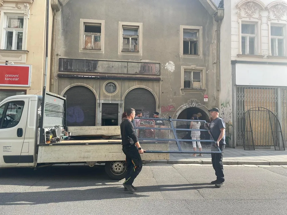 V centru Českých Budějovic začalo vyklízení domu, který obývají lidé bez domova