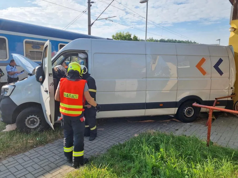 V Protivíně se srazil vlak s dodávkou. Provoz na trati je omezený