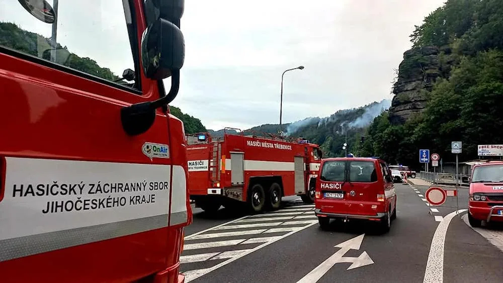 Na pomoc Hřensku vyrazili i jihočeští hasiči