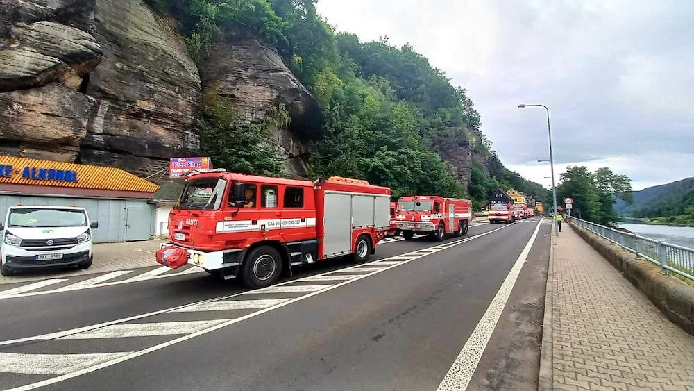 Na pomoc Hřensku vyrazili i jihočeští hasiči