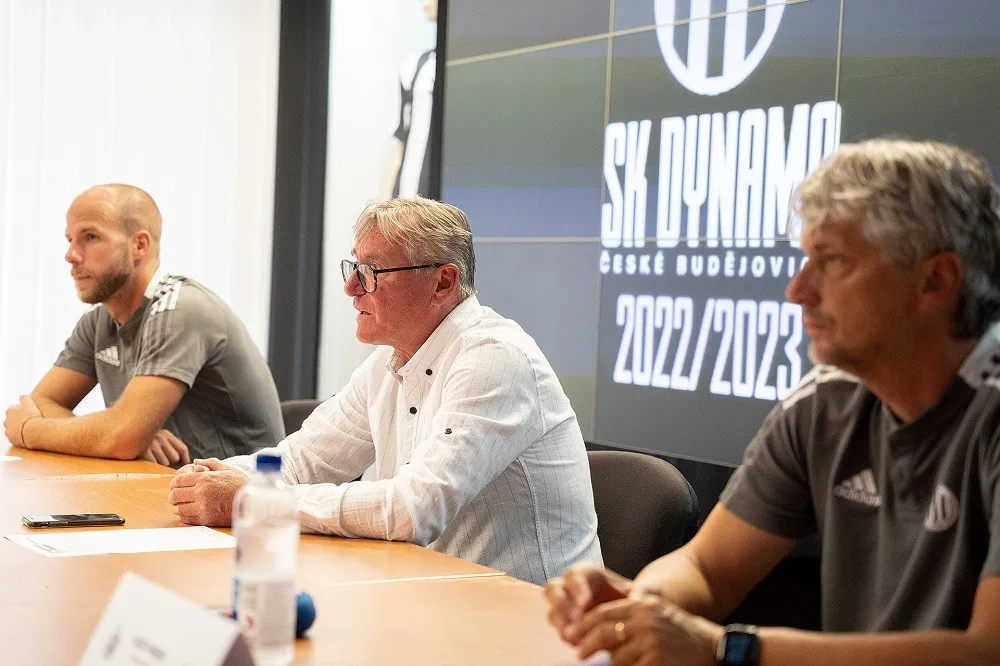Tisková konference před začátkem ligy. Zleva: kapitán Martin Králik, sportovní ředitel Milan Čadek a trenér Jozef Weber