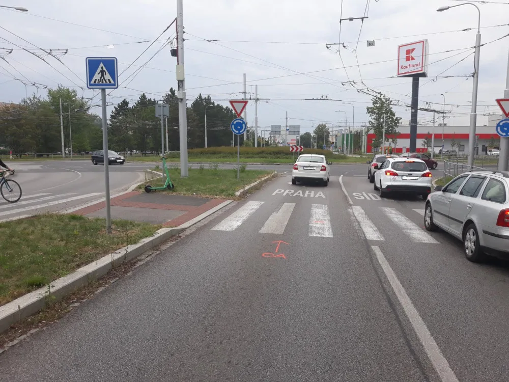 Ženu na sdílené koloběžce srazilo auto. Přejížděla přechod pro chodce