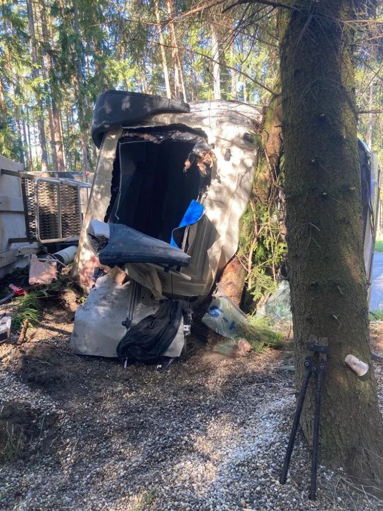 Na Českokrumlovsku havaroval kamion. Hasiči řidiče vyprošťovali desítky minut