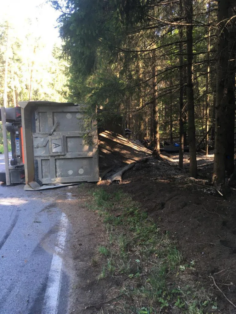 Na Českokrumlovsku havaroval kamion. Hasiči řidiče vyprošťovali desítky minut