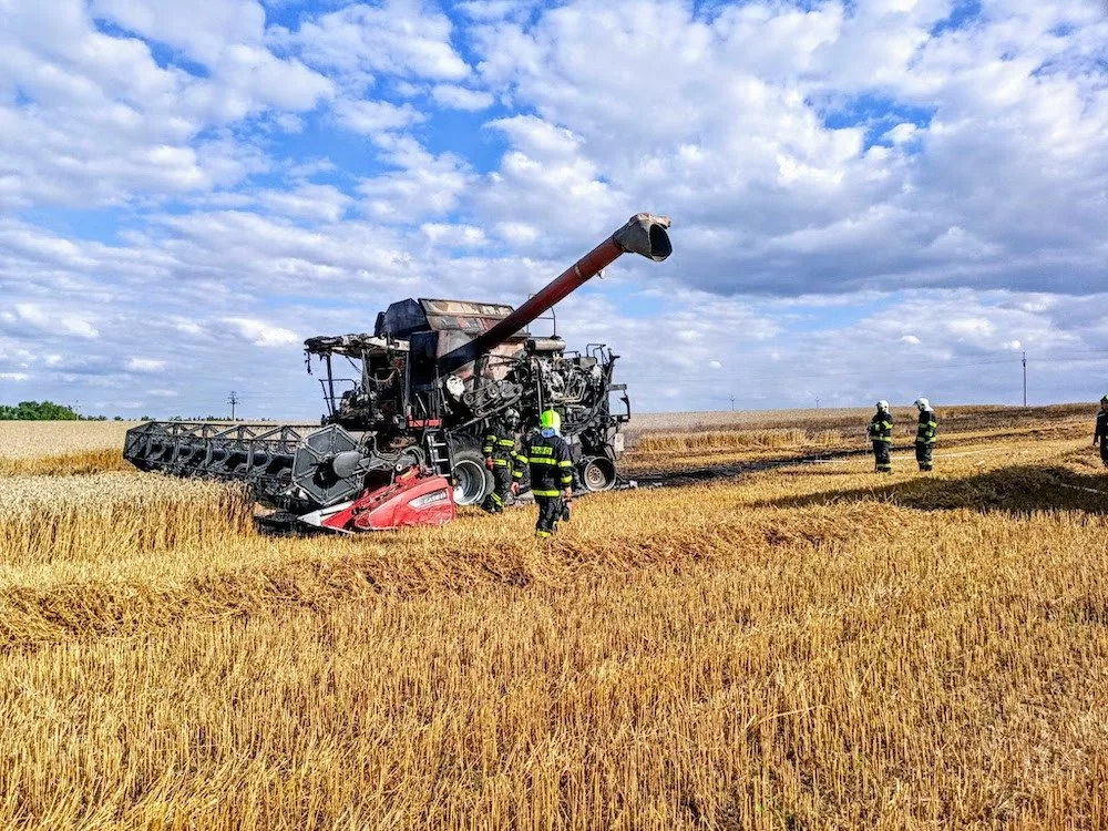 Na Jindřichohradecku začal hořet kombajn a pole. Škoda přesáhla devět milionů korun