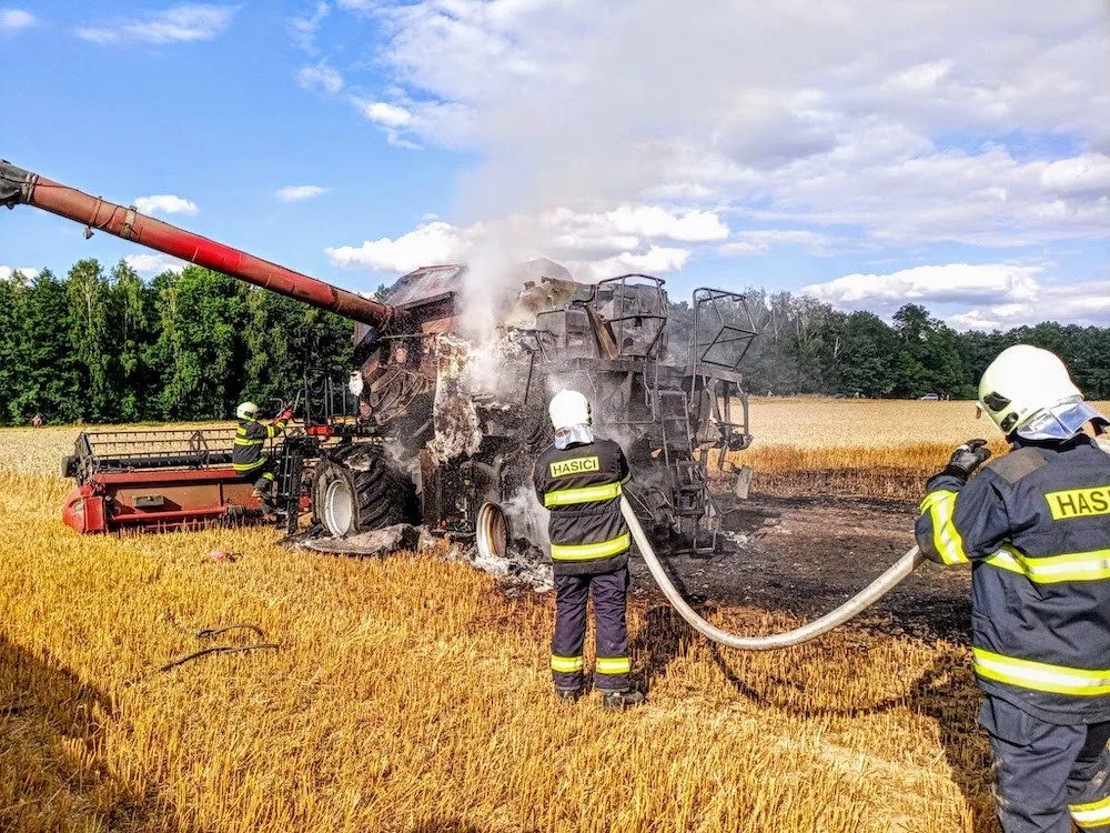 Na Jindřichohradecku začal hořet kombajn a pole. Škoda přesáhla devět milionů korun