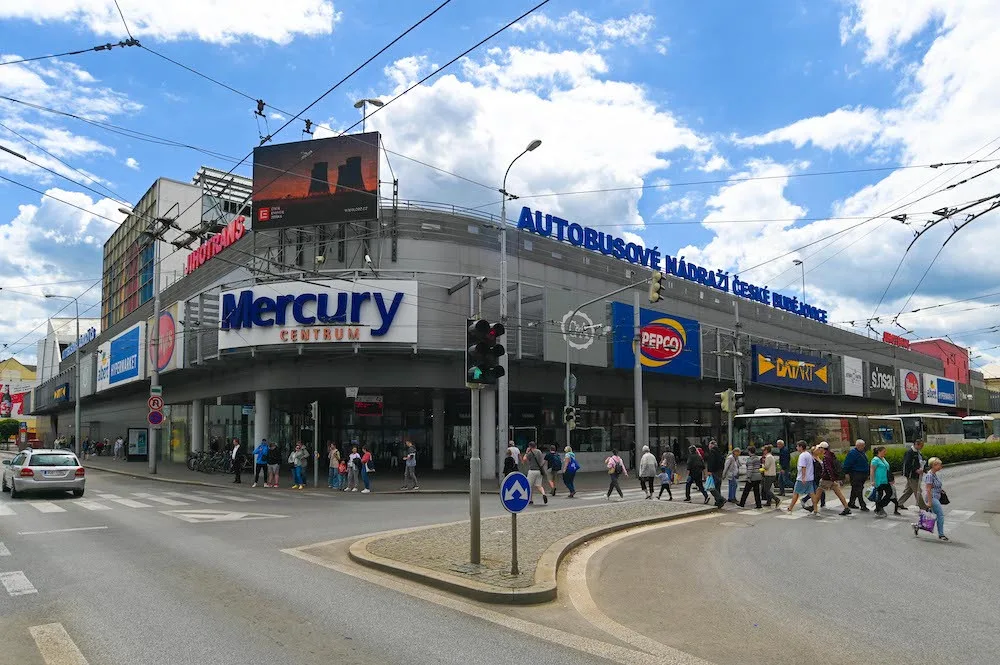 Bezpečněji na cesty i nákupy. Mercury posiluje s městskou policií ochranu nádražní čtvrti