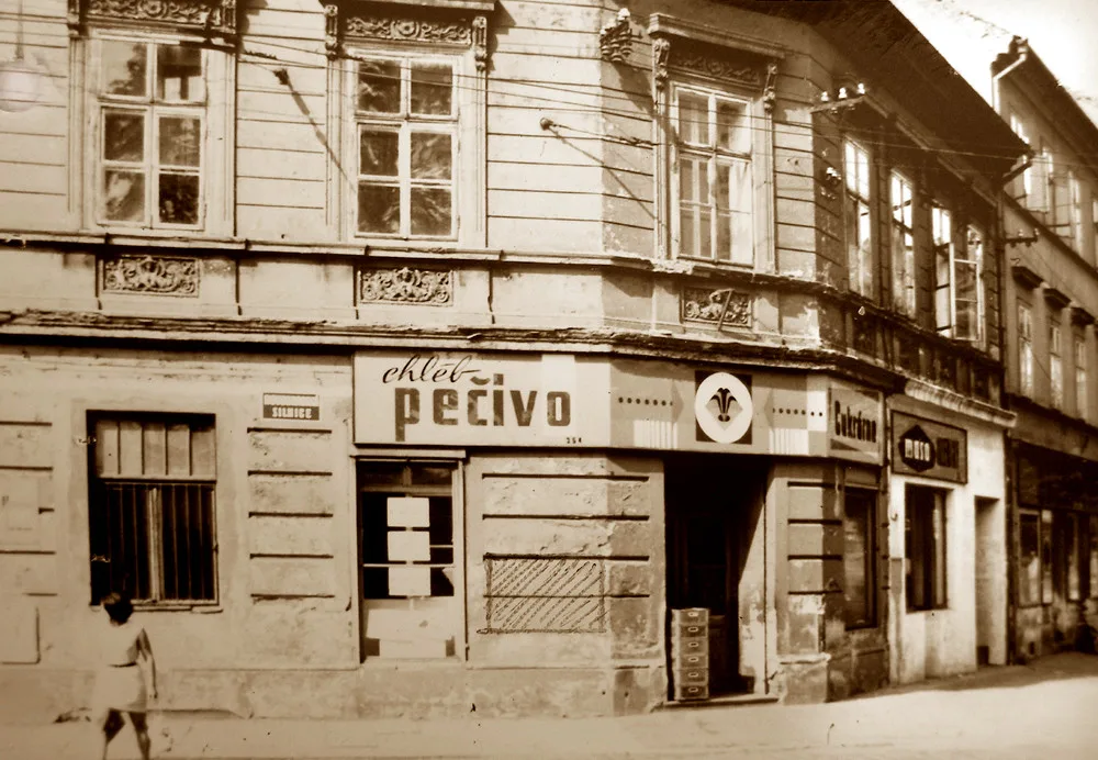 Dům na rohu Novohradské a Žižkovy z let kolem roku 1970.