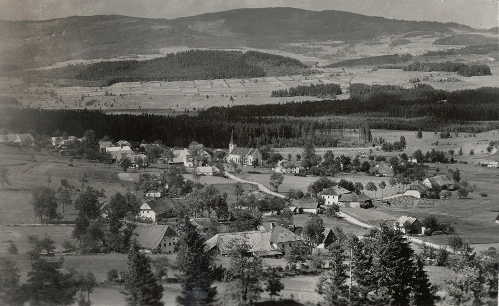 Pohled na střed Zvonkové na pohlednici od Josefa Wolfa.