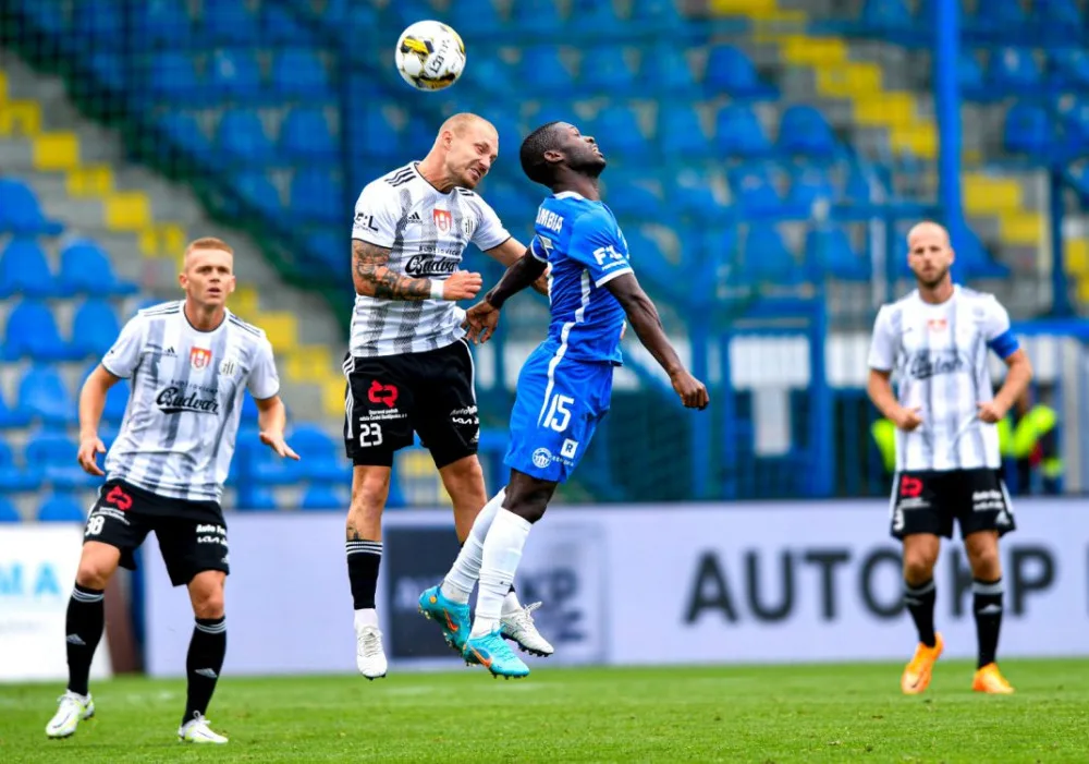 Jakub Hora (číslo 23) v souboji o míč.