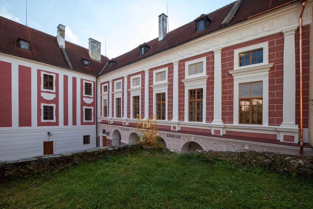 Zrekonstruovaná fasáda příčného křídla zámku Vimperk na II. nádvoří