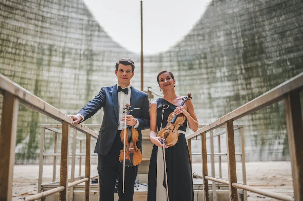 Houslisté České filharmonie Petra Brabcová a Jan Mráček uvnitř temelínské chladicí věže