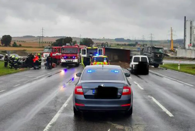 Na Písecku havarovalo osobní a nákladní auto. Silnice je kompletně uzavřená