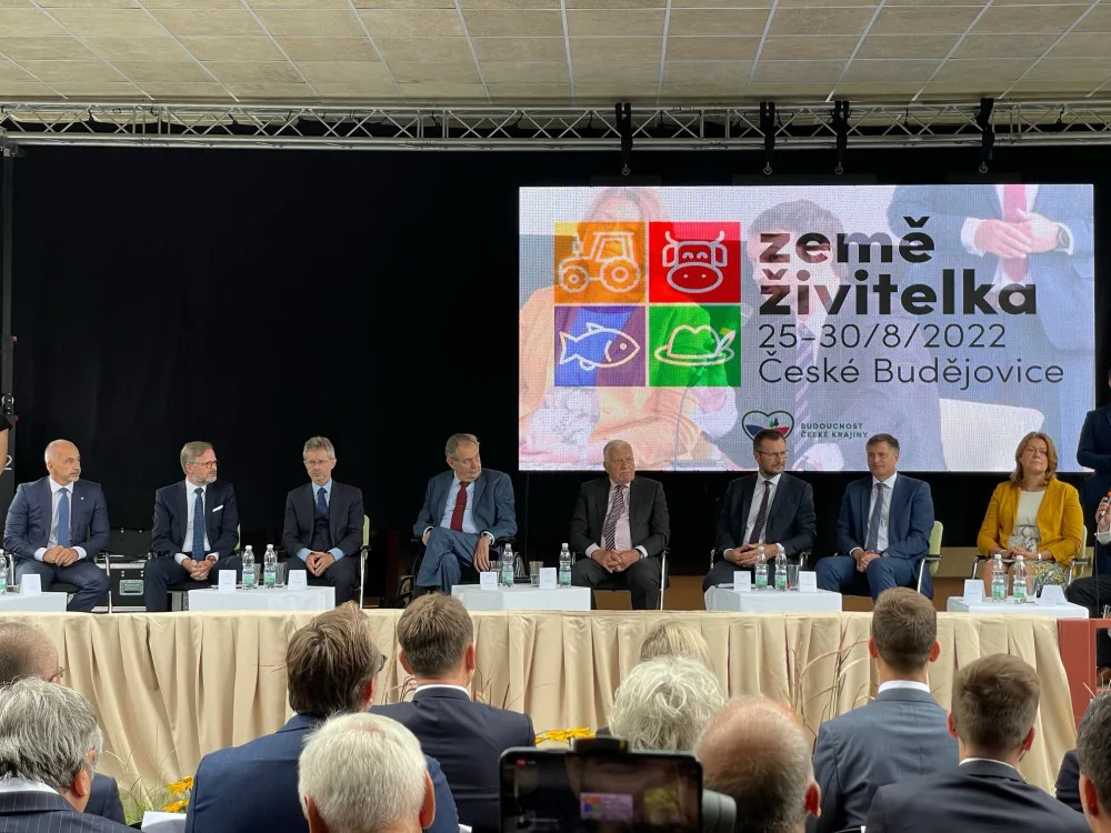 Slavnostního zahájení se zúčastnili zleva: hejtman Martin Kuba (ODS), premiér Petr Fiala (ODS), předseda Senátu Miloš Vystrčil (ODS), prezident Miloš Zeman, bývalý prezident Václav Klaus či ministr zemědělství Zdeněk Nekula (KDU-ČSL) a další významní host