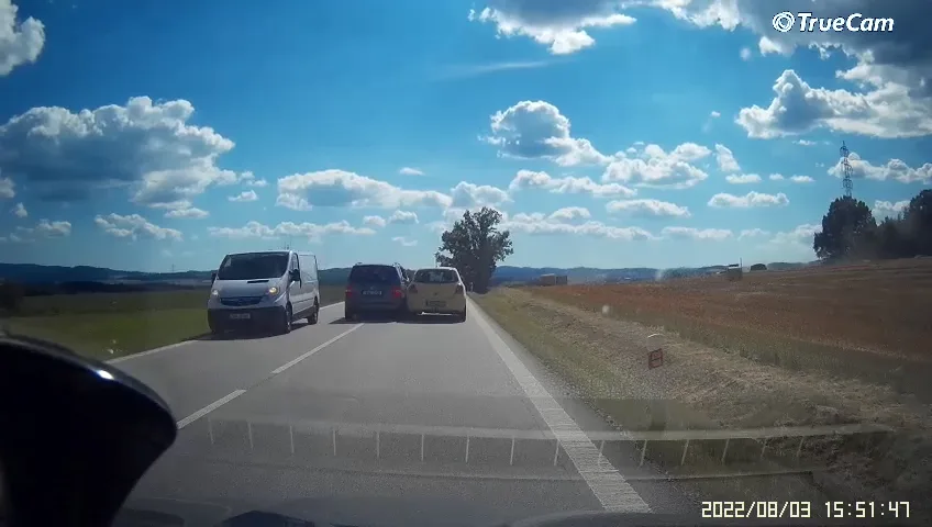 VIDEO: Při předjíždění poškodil osobní auto. Policie hledá řidiče a svědky události