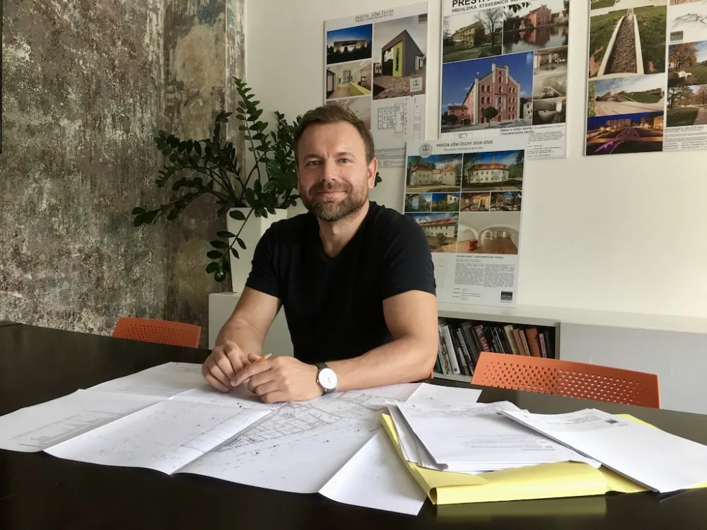 Z chaosu dokážeme vytvořit něco organizovaného a funkčního, říká architekt Krampera