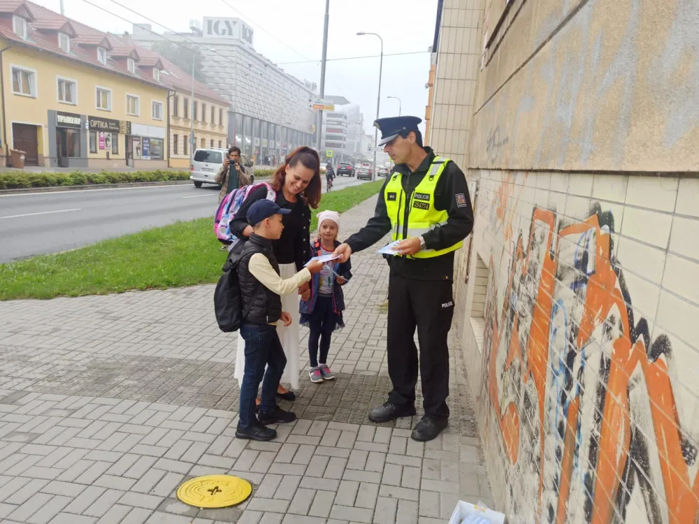 Děti se vrátily do školních lavic. Na přechodech pro chodce dohlíželi policisté