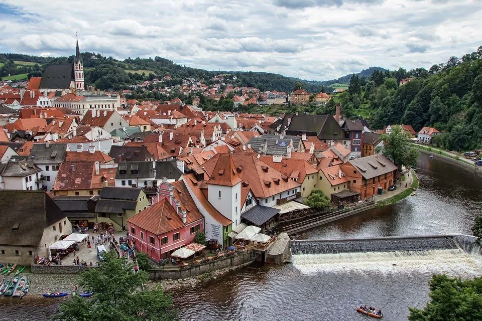 V Krumlově stále chybí zájezdy, víc peněz získal letos z parkování aut