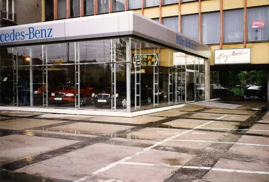 Českobudějovický prodejce vozů Milan Král a.s. slaví 30 let. V rámci oslav připraví akce pro zákazníky a investuje do místního hokeje